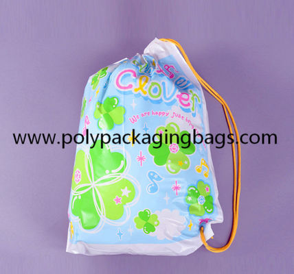 NERC 0.07mmのPEのプラスチック ドローストリングのバックパックは旅行ドローストリングのポリ袋のために袋に入れる